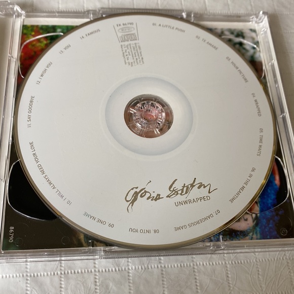 🎶PRICING🎶 Gloria Estefan CD & DVD - Unwrapped Music CD & Famous DVD - Picture 3 of 7